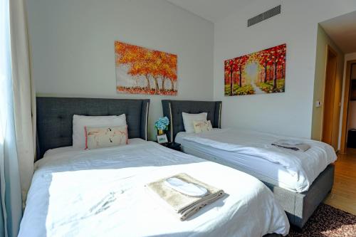 Sophisticated 2BR in Mayan with Golf View 905にあるベッド