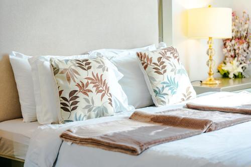 Sophisticated 2BR in Mayan with Golf View 905にあるベッド