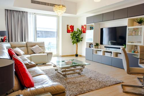 Sophisticated 2BR in Mayan with Golf View 905にあるテレビまたはエンターテインメントセンター