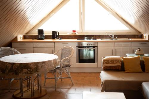 a kitchen with a table and a couch in a room at Kleine ruhige Oase im Grünen in Osnabrück