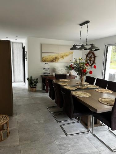 a dining room with a table and chairs at Maison Jazharra -SPA - 6 - 8 pers - Proche Golf in Frehel
