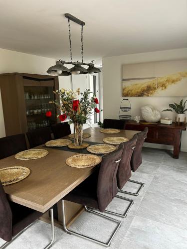 a dining room table with chairs and a dining room at Maison Jazharra -SPA - 6 - 8 pers - Proche Golf in Frehel