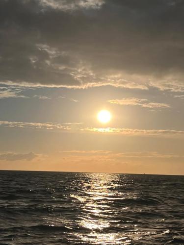 an image of the sun setting over the ocean at Maison Jazharra -SPA - 6 - 8 pers - Proche Golf in Frehel