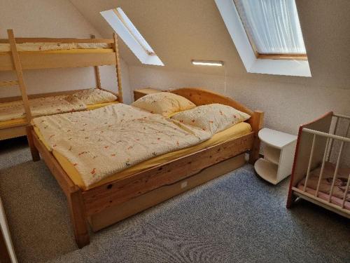 a bedroom with two bunk beds and a window at FEWO Torfhaus Holzhau in Rechenberg-Bienenmühle