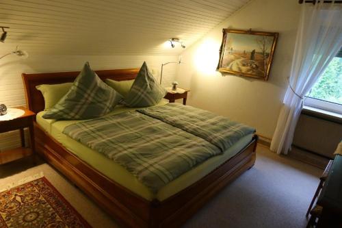 a bedroom with a bed and a window at Traumferienwohnung in Hitzacker ot Bahrendorf in Bahrendorf