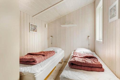 Zimmer mit 2 Betten in einem Zimmer in der Unterkunft 1419 Aakirkeby - Boesparken 16 in Vester Sømarken