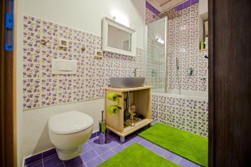 ein Badezimmer mit Toilette und Waschbecken in der Unterkunft Casa Smeralda in Rovinj