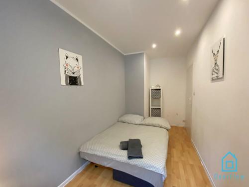 Ένα ή περισσότερα κρεβάτια σε δωμάτιο στο Square Room - 20 Minutes to Gdańsk Old Town & Seaside