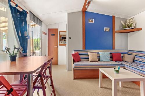 una sala de estar con un sofá y una mesa en Marinière, en Sainte-Croix-du-Verdon