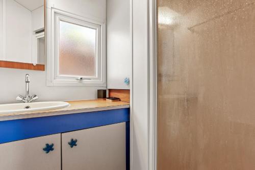 un baño con lavabo y espejo en Marinière, en Sainte-Croix-du-Verdon