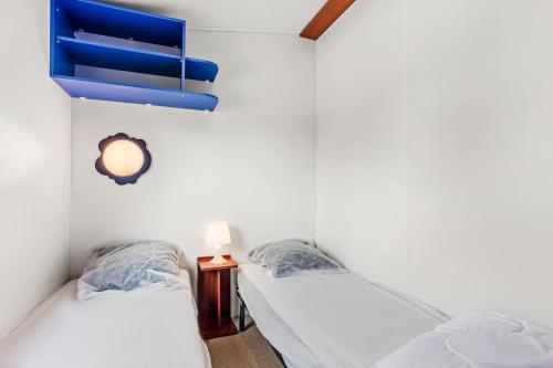 due letti in una stanza con pareti bianche di Marinière a Sainte-Croix-de-Verdon