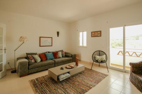 Posezení v ubytování FLH Budens Duplex with Terrace