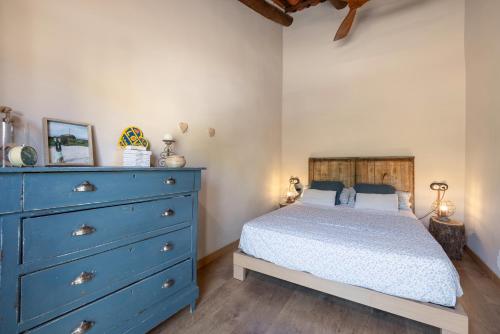 a bedroom with a blue dresser and a bed at Casa En Vistes Al Montsià I Prop in Ulldecona