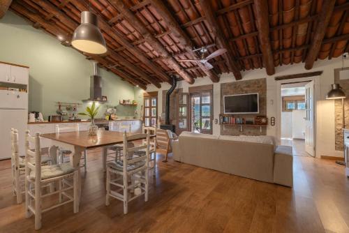 a kitchen and living room with a table and a couch at Casa En Vistes Al Montsià I Prop in Ulldecona