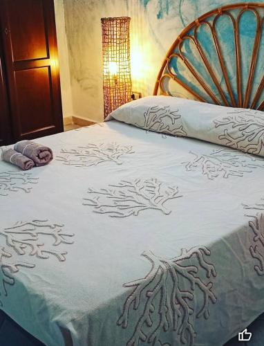 Una cama con un edredón azul y blanco. en Suite Maya, en Posada