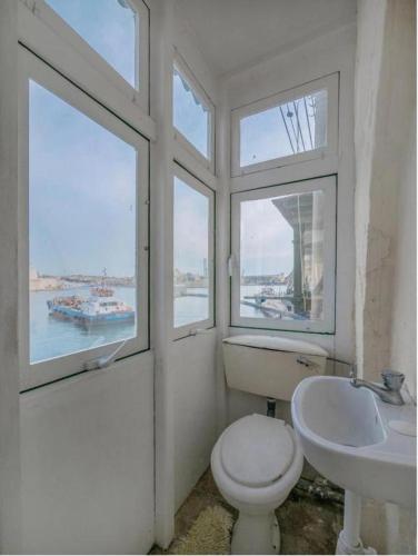 Un baño de SeaFront Apartment In Valletta