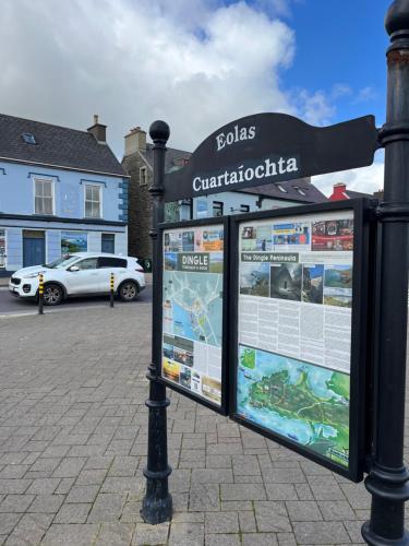 a street sign on a pole in a street at 2 Cois Chnoic - Dingle holiday home in Dingle