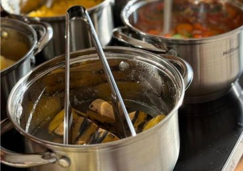 a pot of food sitting on top of a stove at Apt para 5 pessoas em frente a vila do pescador caboclo na nova orla de Tamandaré in Tamandaré