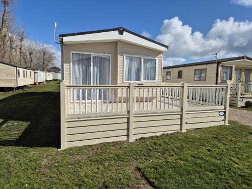 a small house with a white fence in the yard at Valley side - 3 bedrooms sleeps 8 in Burmarsh