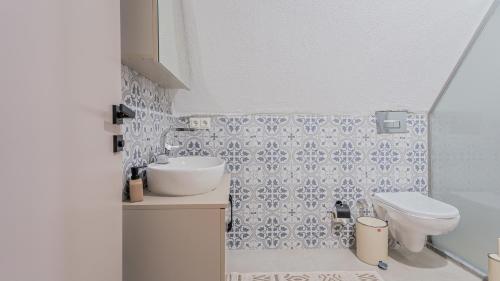 ein Badezimmer mit Toilette und Waschbecken in der Unterkunft Villa Ilgın Panoramic Mountain & Sea Views, Secluded Retreat in Aklar