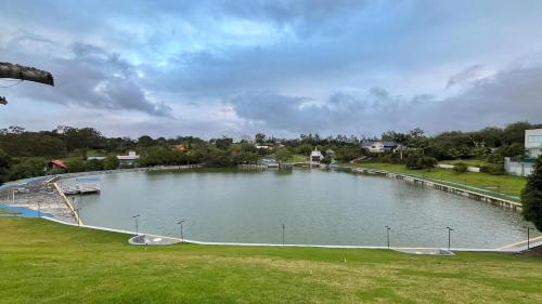 Uitzicht op een rivier vlak bij het chalet