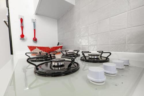 a kitchen with two burners on a white counter top at Adouna Appartement d'Exception vue sur mer in Dakar