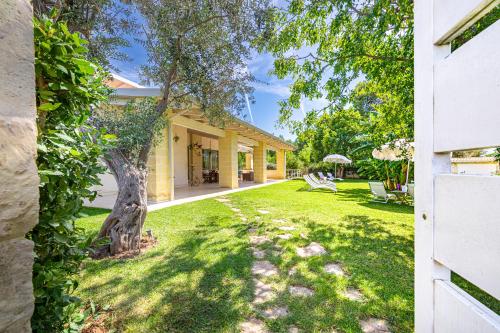 an exterior view of a house with a yard at Villa Reginella in Lecce