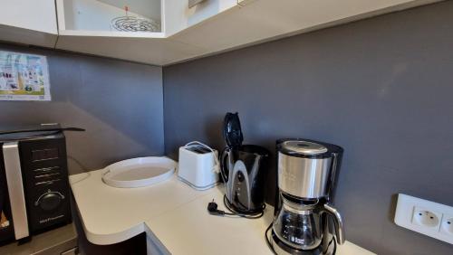 un comptoir de cuisine avec une cafetière dessus dans l'établissement Cocon Thermal, appartement cosy 2 à 4 pers, proche Centre et Thermes, à Bagnères-de-Bigorre