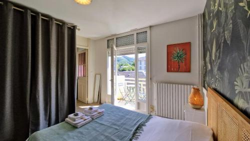 une chambre avec un lit avec des serviettes dessus dans l'établissement Cocon Thermal, appartement cosy 2 à 4 pers, proche Centre et Thermes, à Bagnères-de-Bigorre