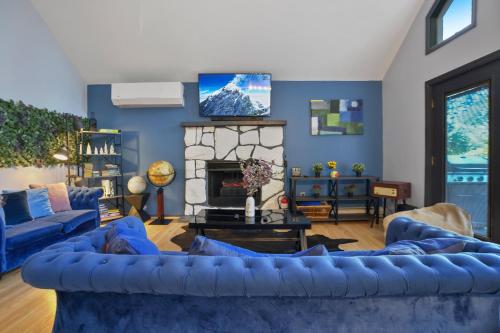 Posezení v ubytování 5 Bedroom Cozy Retreat Lakefront