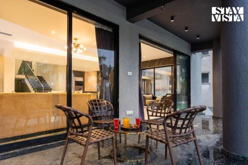 Χώρος καθιστικού στο StayVista at Isolaire with Bonfire, Infinity Pool