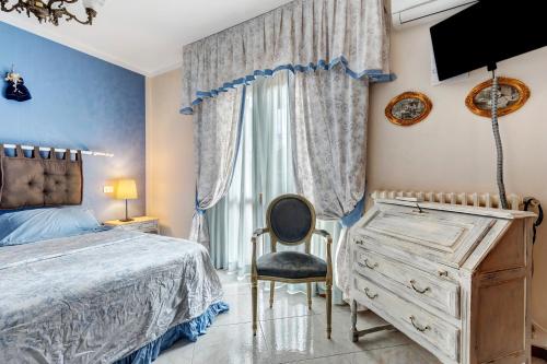 1 dormitorio con cama, silla y vestidor en La Terrazza Appartamento Agata, en Sirmione