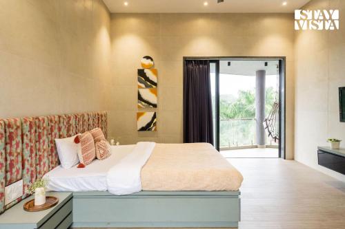 Ένα ή περισσότερα κρεβάτια σε δωμάτιο στο StayVista at Isolaire with Bonfire, Infinity Pool