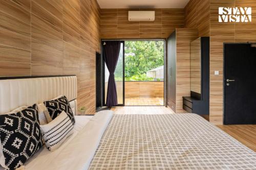 Ένα ή περισσότερα κρεβάτια σε δωμάτιο στο StayVista at Isolaire with Bonfire, Infinity Pool