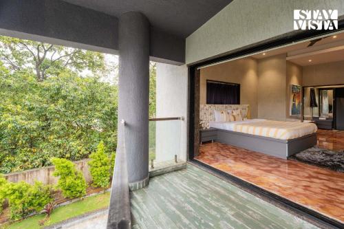Ένα ή περισσότερα κρεβάτια σε δωμάτιο στο StayVista at Isolaire with Bonfire, Infinity Pool