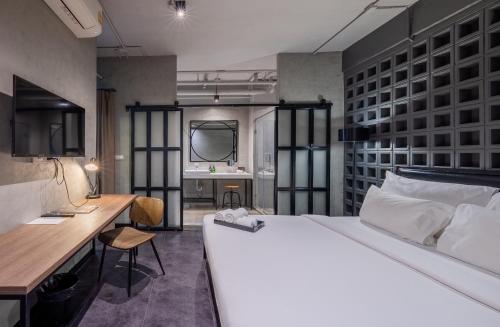 Кровать или кровати в номере The Ex Capital Hotel Bangkok by Dancenter