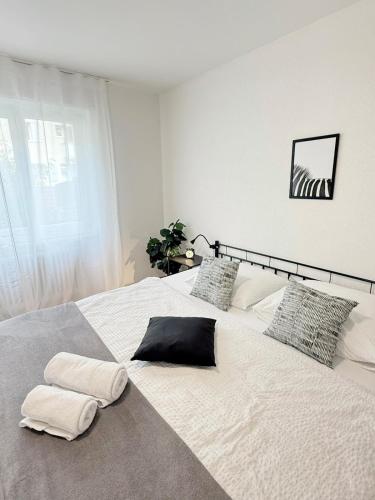 Postel nebo postele na pokoji v ubytování BASELiving apartment with PRIVATE GARDEN
