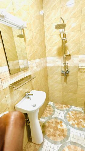 a bathroom with a sink and a shower at RESIDENCE PHs 2 in Ouagadougou