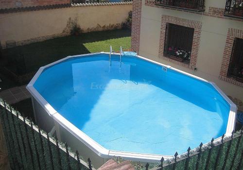 eine Draufsicht auf einen großen blauen Swimmingpool in der Unterkunft Casa Rural Rosa in Villafruel