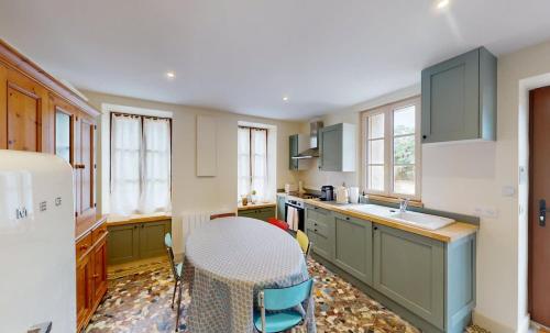 Kuchyň nebo kuchyňský kout v ubytování Au bord de l'Odon