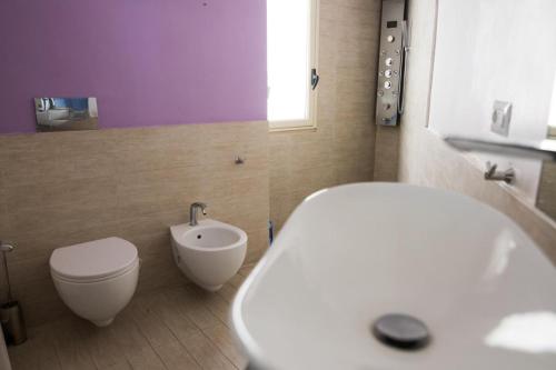 a bathroom with a white sink and a toilet at Al ventitré in Reggio Calabria