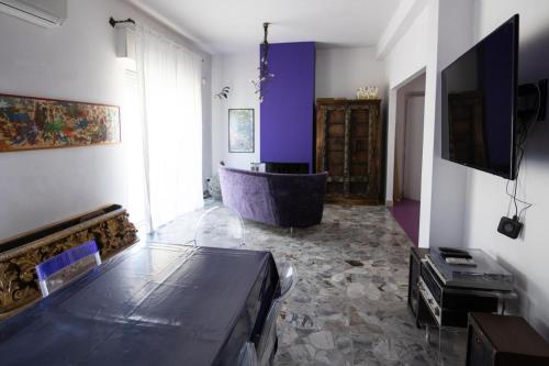 a living room with a table and a tub at Al ventitré in Reggio Calabria