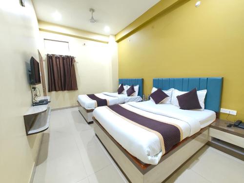 Giường trong phòng chung tại Varanasi Hotel Kashi Heaven Premium Near Baba Vishwanath Temple & Ganga Ghat - Spacious Spotless Rooms With Wi-fi Facility #Parking And Excellent Customer Service - Best Hotel In Varanasi - Book Now