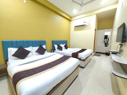 TV/trung tâm giải trí tại Varanasi Hotel Kashi Heaven Premium Near Baba Vishwanath Temple & Ganga Ghat - Spacious Spotless Rooms With Wi-fi Facility #Parking And Excellent Customer Service - Best Hotel In Varanasi - Book Now