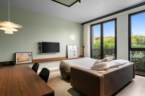 Televisyen dan/atau pusat hiburan di Corendon Urban Amsterdam Schiphol Airport Hotel