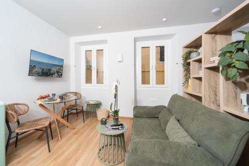 uma sala de estar com um sofá e uma mesa em Porta Rem Studio by Konnect, Old Corfu Town em Corfu Town