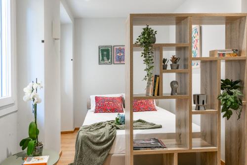 um quarto com uma estante de livros e uma cama em Porta Rem Studio by Konnect, Old Corfu Town em Corfu Town