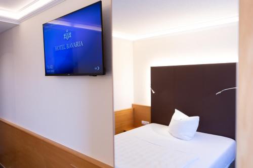 Una televisión o centro de entretenimiento en Hotel Bavaria Brehna