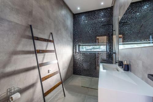 Koupelna v ubytování Luxury villa, private heated pool, jacuzzi, games