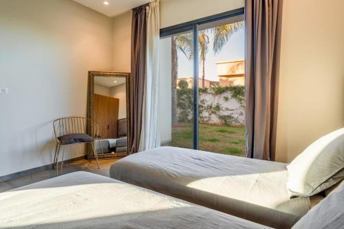 Postel nebo postele na pokoji v ubytování Luxury villa, private heated pool, jacuzzi, games